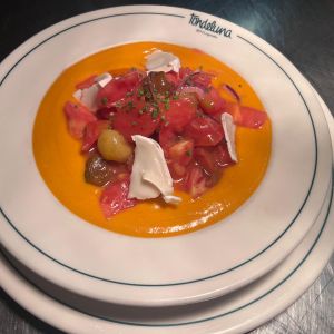 SALMOREJO CON TOMATES ROSA, queso de cabra y albahaca