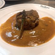 ALBÓNDIGAS DE LA ABUELA con trufa sobre parmentier