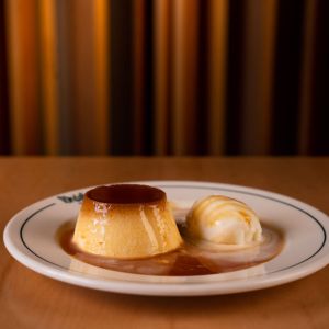 Flan cremoso de vainilla y helado de leche de oveja