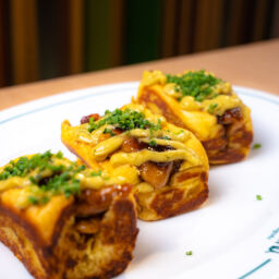 BRIOCHE TOSTADO de ALITAS DE POLLO glaseadas  con jengibre y ají verde