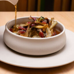 ALCACHOFAS FRITAS, sobre fondo meloso y jamón