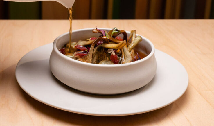 ALCACHOFAS FRITAS, sobre fondo meloso y jamón