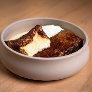 Torrija tostada con helado de sombra de higuera