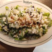 LA ENSALADA DE LUISA, con Gorgonzola, pera, piñones y yogurt
